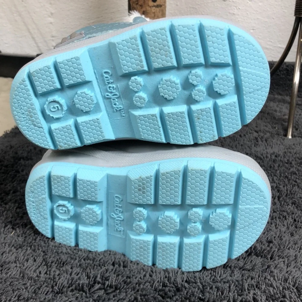 NWOB Cat & Jack Snow Boots‎ size 5
